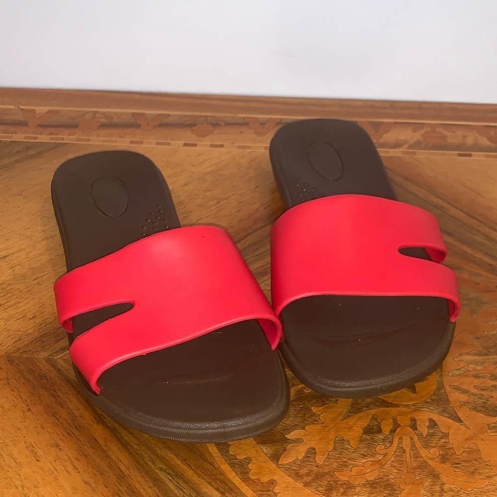 Okabashi Red and Brown Slides Plastic Sandals Women’s Small 5 or 6